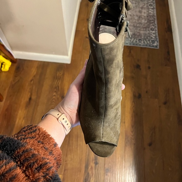 Aldo open heel/toe bootie
Like new
Size 8 - Picture 2 of 2